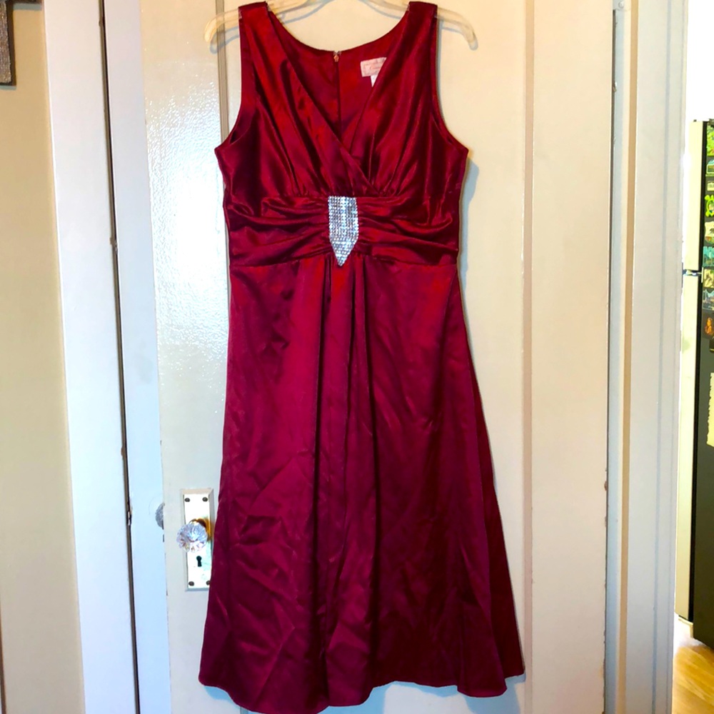 Vibrant candy apple red midi dress!